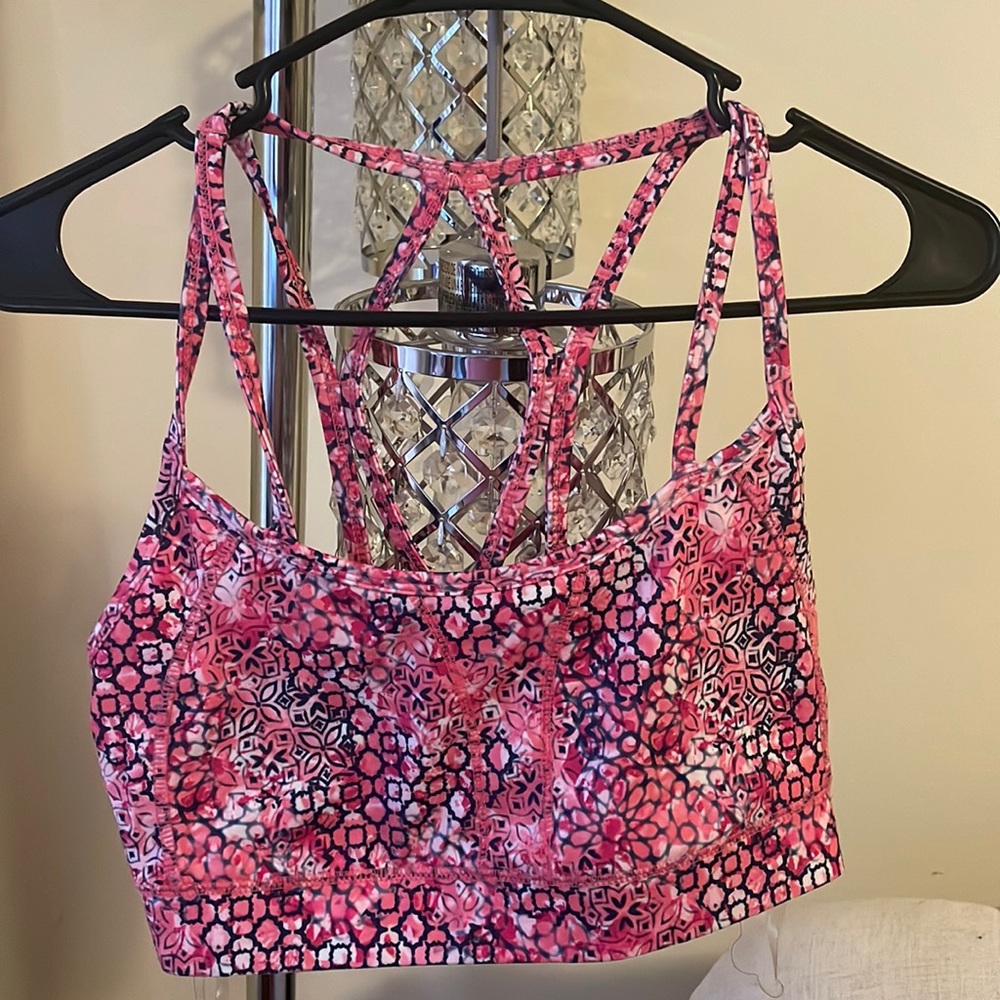 Gaian sports bra. Pretty colors in good condition.